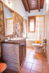 Casas del MonteCasas Rurales La Dehesa的一间带水槽和卫生间的浴室