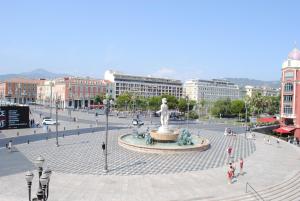 尼斯海洋酒店的市中心的城市广场,设有雕像