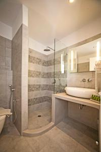 纳克索乔拉Aelia Apartments的带浴缸、水槽和淋浴的浴室