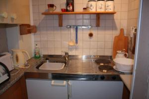 BellinFerienwohnung Bellin VORP 1132的厨房配有水槽和台面