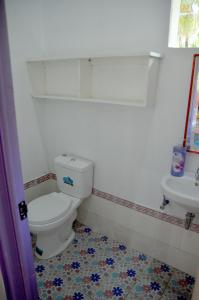 Sablayan萨布拉延帕拉伊索海滩度假酒店的一间带卫生间和水槽的浴室
