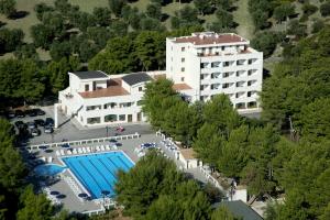 维耶斯泰波托努欧沃酒店的享有酒店空中美景,设有游泳池