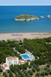 维耶斯泰波托努欧沃酒店的享有度假胜地和海滩的空中景致