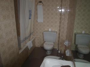 萨拉戈萨Hostal San Jorge的浴室设有2个卫生间和水槽