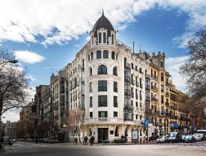 马德里一期一会鲁查纳22号酒店的一条城市街道上的白色大建筑