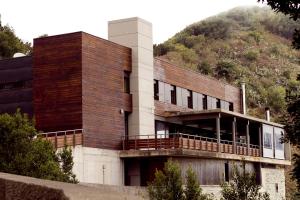 El Bailadero蒙特斯阿娜加旅舍的一座山丘背景的建筑