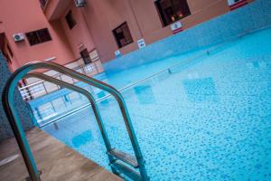 马拉喀什Appart Hotel Les Ambassadeurs的一座空的游泳池,里面装有扶手