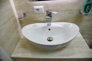 伊格莱西亚斯B&B Quintino Sella的客房内的白色盥洗盆浴室