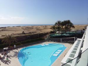 英格兰海滩Santa Monica Suites Hotel的享有游泳池和海滩的上方景色