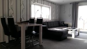 奥斯特巴德·哥伦Ferienhaus Katja的客厅配有沙发和桌子