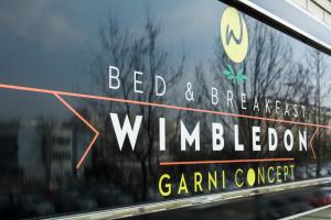 贝尔格莱德温布尔登加尼概念住宿加早餐旅馆的汽车窗边的标志