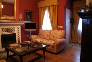 科尔多瓦帕提欧阿克若斯度假屋的客厅配有沙发和桌子