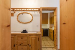 Sankt Moritz-BadChesa Derby 3的厨房墙上设有镜子