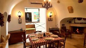 图里马塞里亚奥兰迪乡村民宿的客厅配有桌子和壁炉