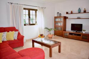 亚伊萨Casa Lava的客厅配有红色沙发和电视