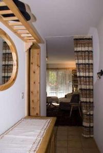 Sankt Moritz-BadChesa Derby 3的一间带沙发和窗户的客厅