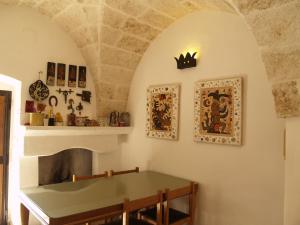 萨维勒特里Case d'Artista的一间设有桌子和墙上的冠子的用餐室