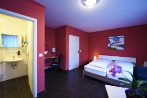 贝尔恩卡斯特尔-库斯多尔斯维塔酒店的一间卧室配有一张床,浴室设有水槽