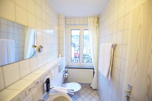 贝尔恩卡斯特尔-库斯多尔斯维塔酒店的一间带卫生间、水槽和窗户的浴室