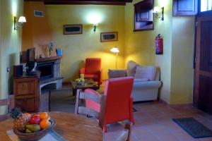 巴尔韦尔德Casa Rural El Hondillo的客厅配有沙发和桌子