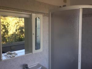 福洛尼卡Hotel Lido的浴室设有镜子、水槽和窗户