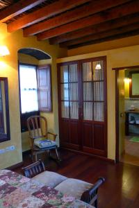 巴尔韦尔德Casa Rural El Hondillo的配有床、椅子和门的房间
