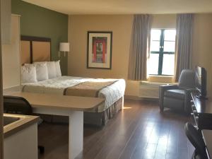 安娜堡酒店Extended Stay America - 安娜堡 - 布赖尔伍德商城的配有一张床和一把椅子的酒店客房