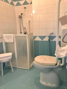 锡拉库扎斯卡拉格利卡酒店的一间带卫生间和淋浴的浴室