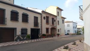 谢拉德埃瓜斯Posada Ana Ponce的一条空的街道,路边有一座建筑