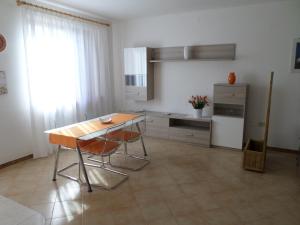 Appartamento in villa的厨房或小厨房