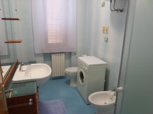 Appartamento in villa的一间浴室