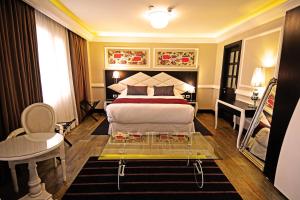 圣地亚哥Hotel Sommelier Boutique的酒店客房设有一张大床和一张桌子。