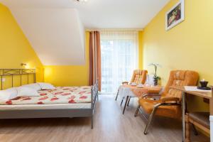 波别罗沃Villa Ula的卧室配有一张床和一张桌子及椅子