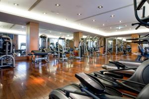 永康桂田酒店的健身房拥有许多跑步机和机器