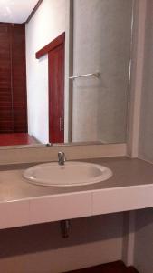 沙美岛Tubtim Resort的一间带水槽和镜子的浴室