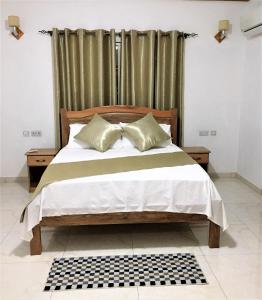 博瓦隆Korrine's Cottage HORIZON的一间卧室配有一张带窗帘的大床