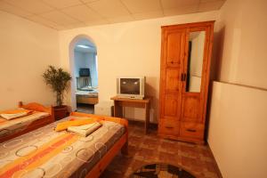 克拉约瓦Il Capo Tour的小房间设有两张床和电视