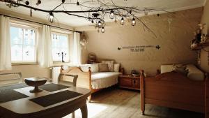 罗滕堡利布勒加斯特豪斯酒店的一间卧室配有一张床铺和一张桌子,还有一间用餐室