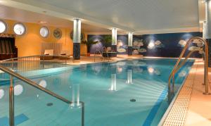 西罗斯史川德酒店内部或周边的泳池