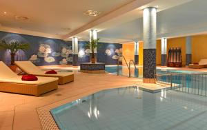 科尔平塞西罗斯史川德酒店的酒店大堂设有游泳池和酒店