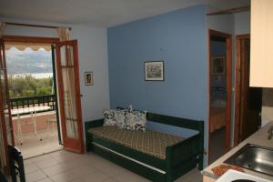里科索翁Panorama的带沙发的客厅和阳台