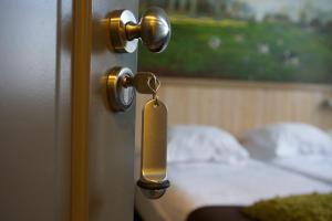 Aarle-Rixtel赫伯格布拉邦特克鲁斯酒店的一个带钥匙的门,位于带一张床的房间