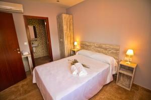 La Almunia de San JuanCasa Codeta的酒店客房带两张床和一间浴室