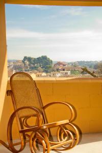 La Almunia de San JuanCasa Codeta的椅子坐在阳台,可望见窗外
