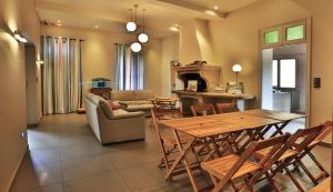 屈屈尼昂Logis auberge restaurant Du Vigneron的客厅配有桌椅和沙发