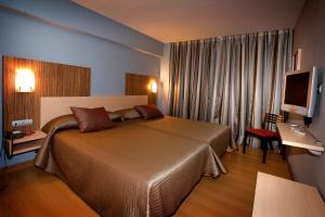 Hotel Faranda Express Alisas Santander客房内的一张或多张床位