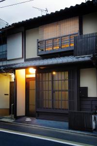 京都町屋红叶度假屋的街道边的建筑物