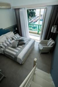 帕蒂迪里奥阿尔基奥酒店的一间卧室设有一张床和一个大窗户