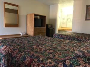 堪萨斯城堪萨斯城美国酒店，KS的酒店客房设有两张床和电视。