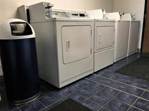 堪萨斯城堪萨斯城美国酒店，KS的洗衣房配有机器和垃圾桶